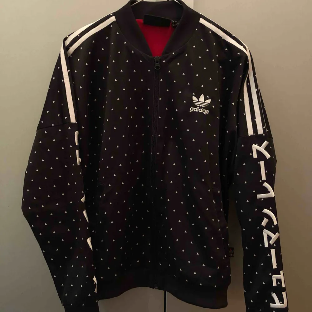 Adidas Originals jacket storlek 36. Nyskick. Möts upp i Stockholm eller postar, köparen står för frakt. . Hoodies.