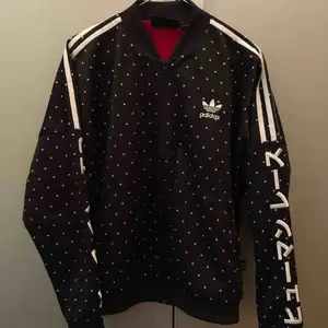 Adidas Originals jacket storlek 36. Nyskick. Möts upp i Stockholm eller postar, köparen står för frakt. 