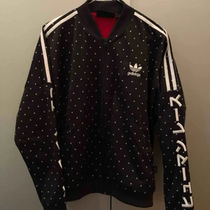  - Adidas Originals jacket storlek 36. Nyskick. Möts upp i Stockholm eller postar, köparen står för frakt. 