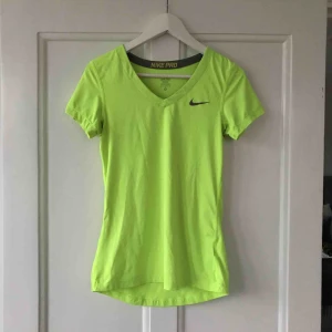  - Neongul Nike PRO t-shirt. Mkt fint skick! Frakt ingår i priset.