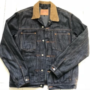  - I princip nyskick. Nypris 1198:- .Flanel fodrad Panhead Jeansjacka. Fyra fickor. Längd: ca 73cm Bredd: ca 57cm Avhämtining Telefonplan eller omnejd i Stockholm Frakt: 69:- 