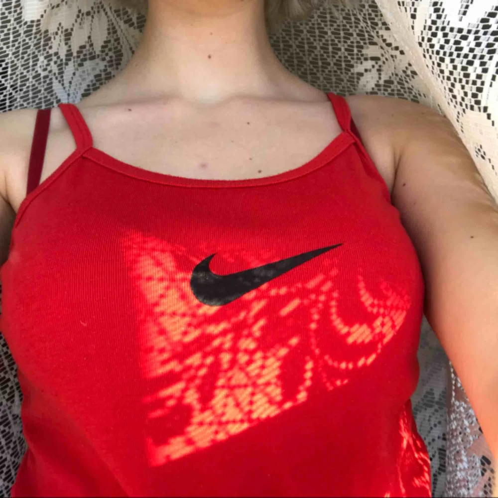 Vintage Nike-linne! Hur snyggt som helst, supermjukt material, inte urtvättat och trycket på bröstet är fräscht. Passar XS-L, har personligen strl S. Köparen står för frakten 💓🍒. Toppar.