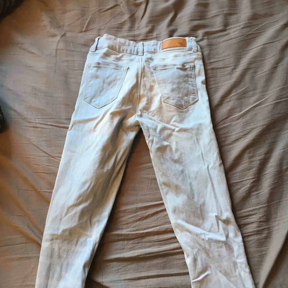 Ljusa jeans ifrån bikbok. Jeans & Byxor.
