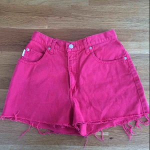  - Ser rosa ut men de är röda. Kattigaste shortsen som jag inte använder allt för mkt.. tyvärr. Köp dom, använd dom, älska dom 