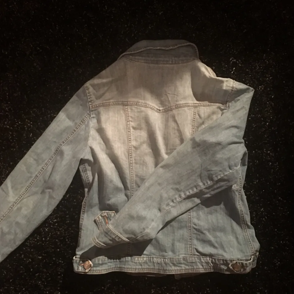 Thrifted Guess denim jacket | M-L | Meet ups in Sthlm, shipping fee not included in price ✨. Jackor.