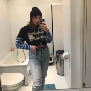  - Skit snygga jeans från monki med text ovanför ena knät vilken gör dom aningen mer unika🌸 kontakta för fler bilder, frakt tillkommer på 79kr 