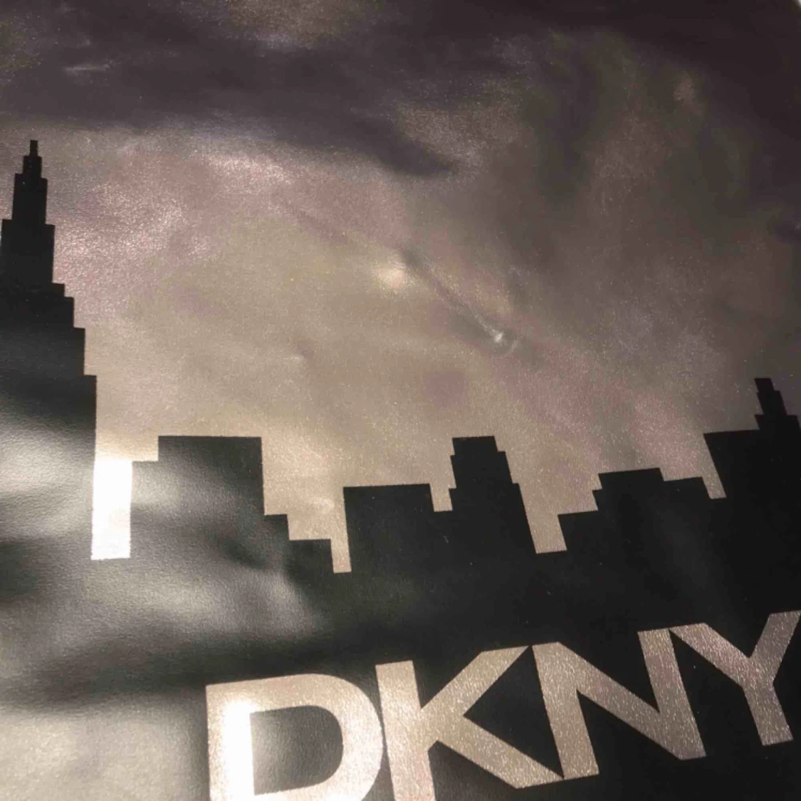 Silvrig DKNY väska - 91