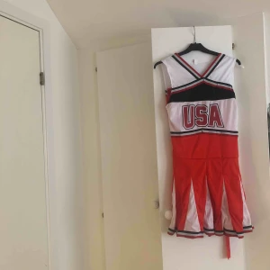  - Cheerleading dräkt köpt på Buttericks. Onesize, men har justerbara knyt band baktill. Själv har jag S i princip alla kläder och denna passar, men skulle även passa en M. Frakt tillkommer på 55kr. 