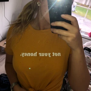  - ”Not your honey.” T-shit, storlek S. Nästan aldrig använd, frakt tillkommer :) 