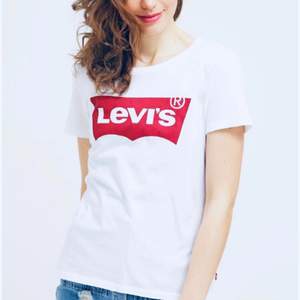 Säljer en t-shirt från Levis! Den är sparsamt använd så därför i bra skick! 