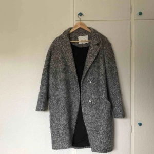  - Kappa från Stay, storlek M. Väl använd, men fortfarande i allmänt gott skick. Frakt tillkommer! 