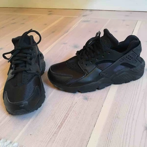  - Helt oanvända Nike huarache i svart. Storlek 37,5. 