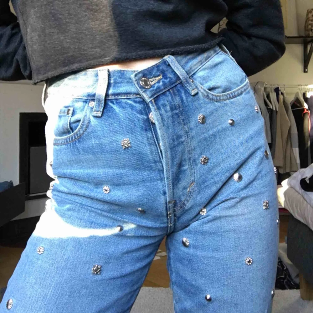 Jeans i bra skick använda ett fåtal gånger. Nitar på framsidan. Frakt ca50kr. Jeans & Byxor.