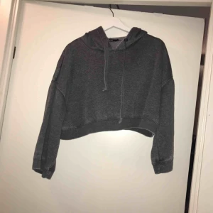  - Kort hoodie, från bikbok, nästan aldrig använd, jättefin:) frakt tillkommer!