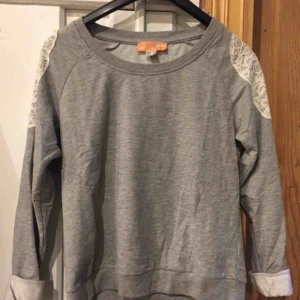  - Fin tröja med spets på axlarna. Använd ngra gånger men är i fint skick. Frakt tillkommer.