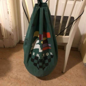  - Vintage stringbag från Benetton. Väl använd och en del svarta märken. Kraftigt material. 