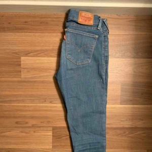  - Levis 710 superskinny jeans. Strl 25. 300kr inkl frakt.