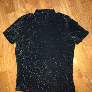  - Glitter  top i storlek xs/passar s med! 80kr. Finns i Norrköping eller så tillkommer fraktkostnad på 40kr. 