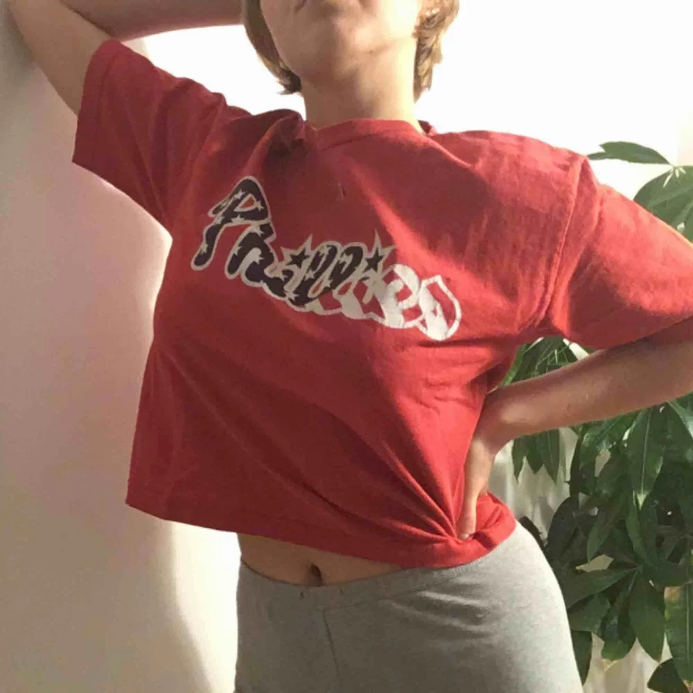 En snygg Phillies T-shirt som köptes på Beyond retro🙌 Snygg form och otroligt skönt material! Köparen står för frakt och jag tar swish💕🔥. T-shirts.