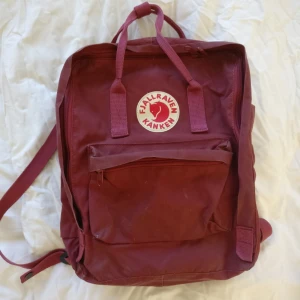  - Vinröd Fjällräven Kånken, Köparen står för frakt 