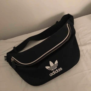  - Adidas midjeväska för 150kr ordinarie pris 350kr. Nästa aldrig använd och är i mycket bra skick! Frakt ingår ej. Kan mötas i Uppsala central station. Swishar innan jag fraktar varan.