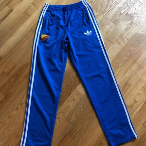  - DIF Adidasbyxor, ska flytta så rensar kläder som ej används eller kommit till användning! Köparen står för frakt :-)