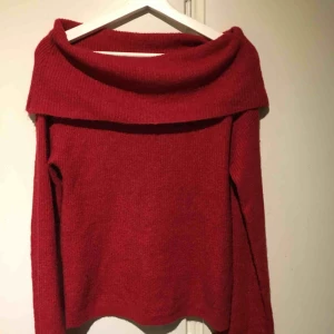  - Oanvänd stickad tröja från bikbok, super fin färg!