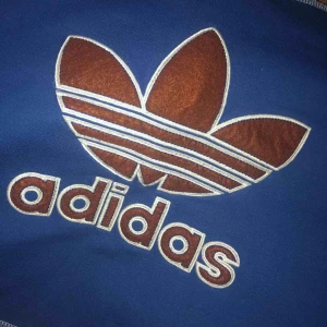  - adidas avklippt sweatshirt, även sydd längs med kanterna. blå med vinröd logga i filt-material. köpt på episode second hand i danmark. ganska stor, så hänger snyggt över axeln. frakt tillkommer!