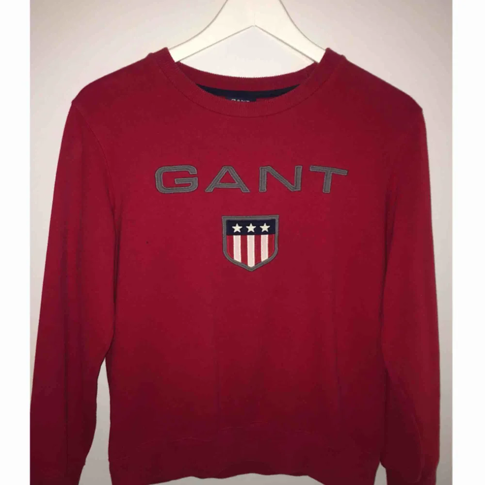 Klarröd Gant sweatshirt köpt förra året för 700kr. Bra vardagsplagg och passform för XS. Stort sett oanvänd, burit max 4-5 gånger (inkluderat bilden).☺️. Tröjor & Koftor.