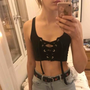  - Magtröja från HM, kan bäras med tröja under eller utan. Tjockt material. Säljer pga att jag inte använder den. 