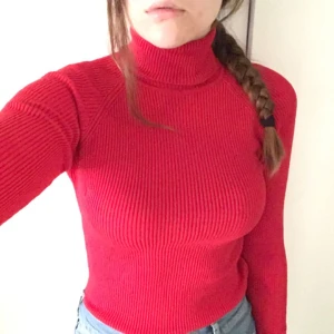  - Superfin, klarröd polotröja. Som ny, bara använd vid ett tillfälle. Stetchig, så passar fler än S. Möts helst upp i Örebro (eller Katrineholm där jag är med jämna mellanrum).