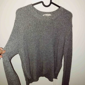  - Tröja från h&m. Storlek L men känns mer som medium. Jag har annars S och passar bra på mig om man gillar oversize 😊