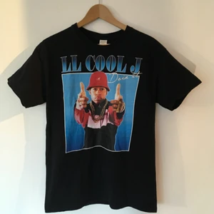  - tisha i 90-talsstil som sitter lite baggy på ett snyggt sätt. hämtas i sthlm eller skickas om du betalar frakt. säljer massor (kmr mycket nytt i dagarna), mängdrabatt finnes! 