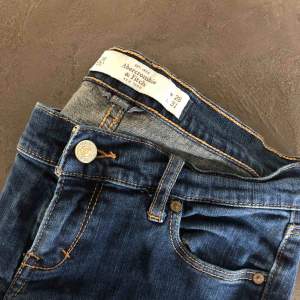 Abercrombie & Fitch jeans med en liten tråd som lossnat bak på fickan. Storlek W26, L31