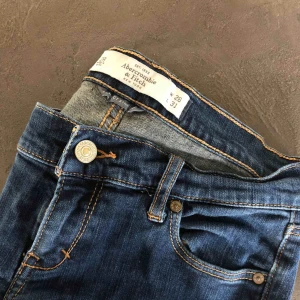  - Abercrombie & Fitch jeans med en liten tråd som lossnat bak på fickan. Storlek W26, L31