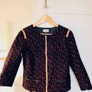 Jacka Noa Noa - En fräck lätt jacka från märket Noa Noa i storlek M. Ytterst lite använd. Köpt för 1200:-