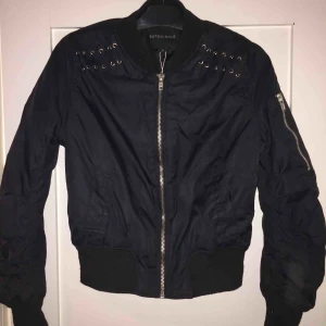  - En jacka från RUT&CIRCLE Är jätte fin på    Den är inte sliten alls 