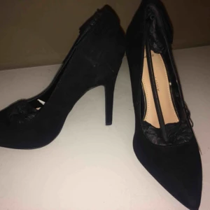  - ❤️❤️Helt oanvända klackskor från zalando. Säljer på grund av att jag fått helt fel storlek.  Frakten ingår i priset! Men kan även mötas upp för 300 i antingen Jakobsberg eller Stockholm city❤️❤️ Alla lappar och papper är kvar!  