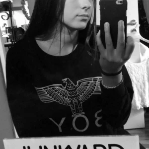  - Boy tröja. Säljer för att den aldrig kommer till användning  Köparen står för frakten