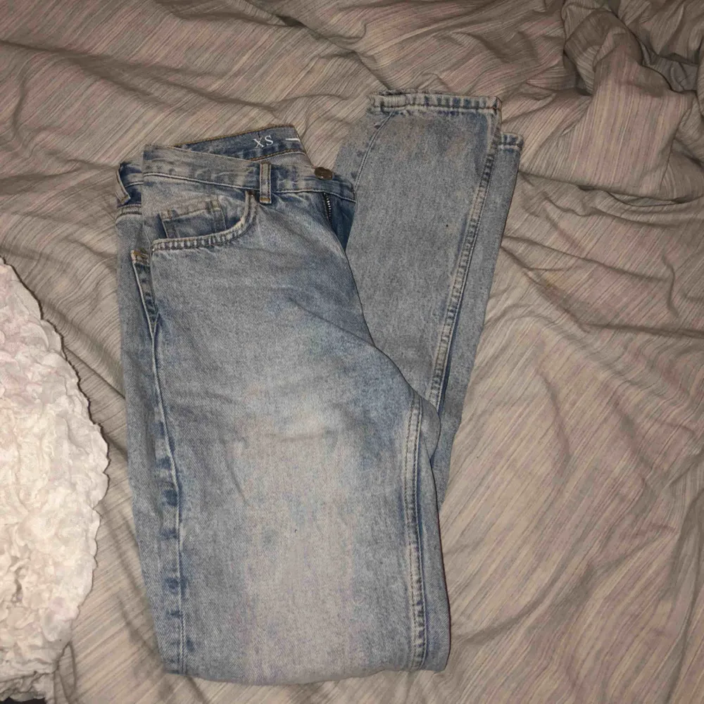 Jättesnygga jeans från bikbok, använda en gång bara 😊. Jeans & Byxor.