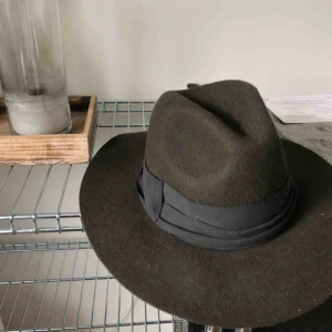  - Mörkgrön hatt som passa perfekt nu på hösten! 