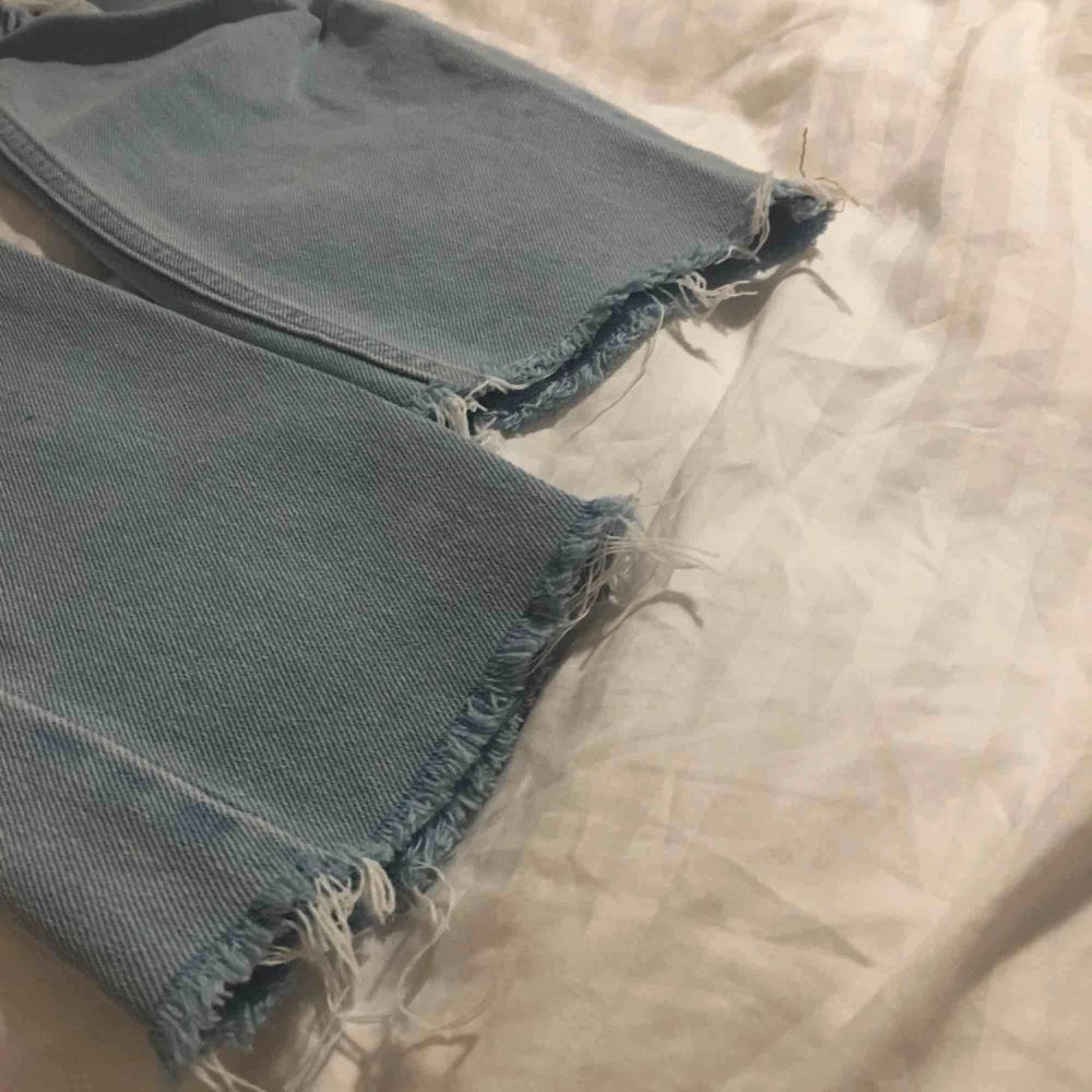 Ljusblåa mom jeans med slitningar från H&M. Frakt ingår inte i priset. Jeans & Byxor.