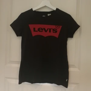  - Levi's t-shirt, knappt använt! 