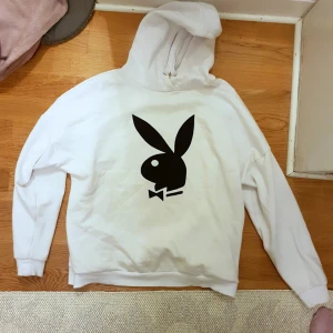  - Supercool hoodie med playboykaninen på! Jättemysigt material innanför.