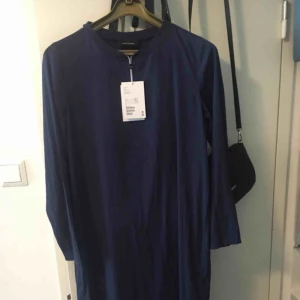  - Snygg mörkblå klänning från Monki. Ny med lapp kvar, för liten för mig :(  