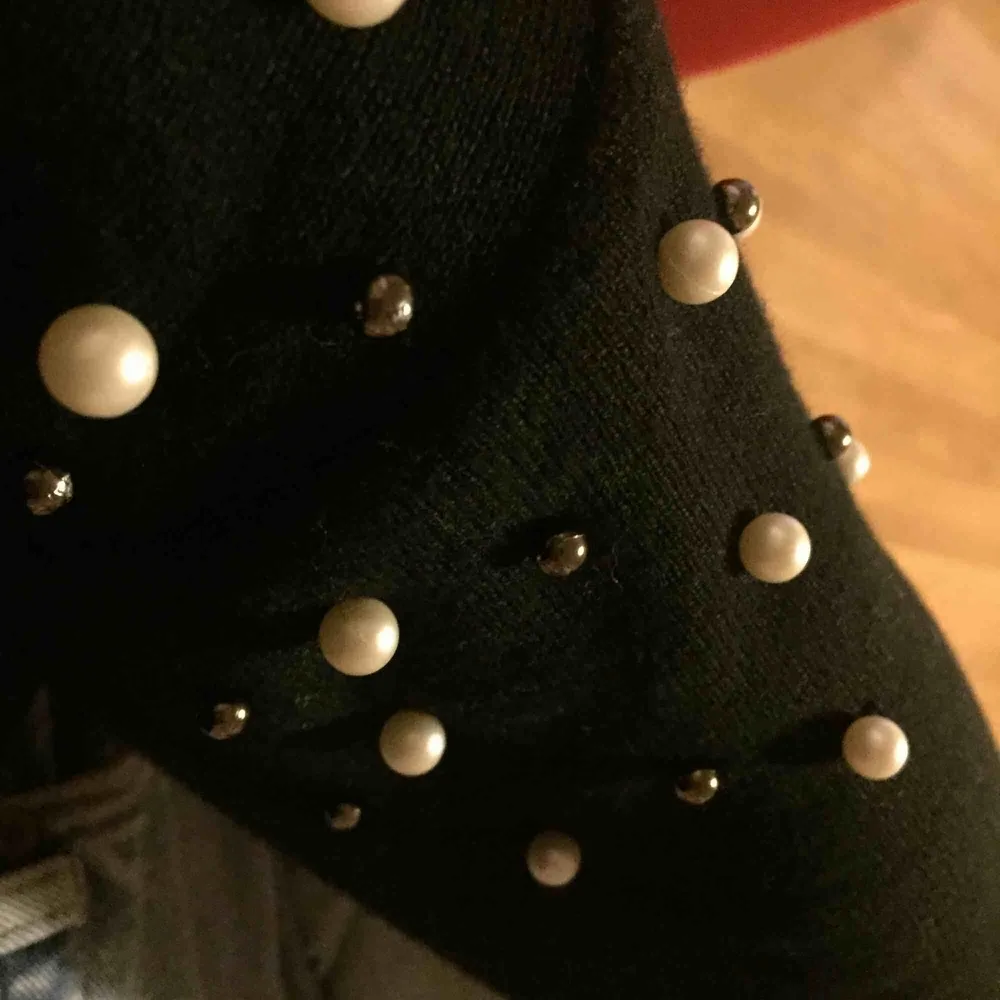 Svart tröja med pärlor på. Den är rätt så ny och bara använd ett fåtal gånger så den är i perfekt skick, inga pärlor som gått av. . Tröjor & Koftor.