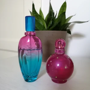  - Säljer mina sparsamt använda och äkta Escada Pacific Paradise och Britney Spears Fantasy (SÅLD). Luktar ljuvligt! 