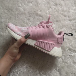  - Säljer dessa rosa, söta NMD. Använda några få ggr och tvättade efter det. Hela, fräscha utan skavanker.