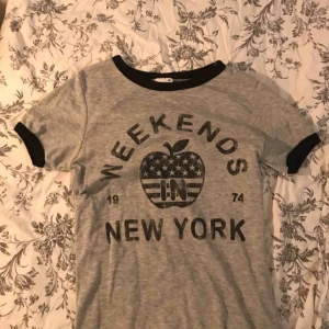  - T-shirt från Gina Tricot. Grå och svart. Använd en del men fortfarande i fint skick. Jätteskön!!! Skriv om du vill se fler bilder!