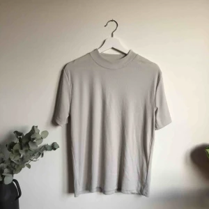  - Supersnygg T-shirt i ribbad material med liten polo. Köpt second hand. Säljer då den et lite stor till mig.